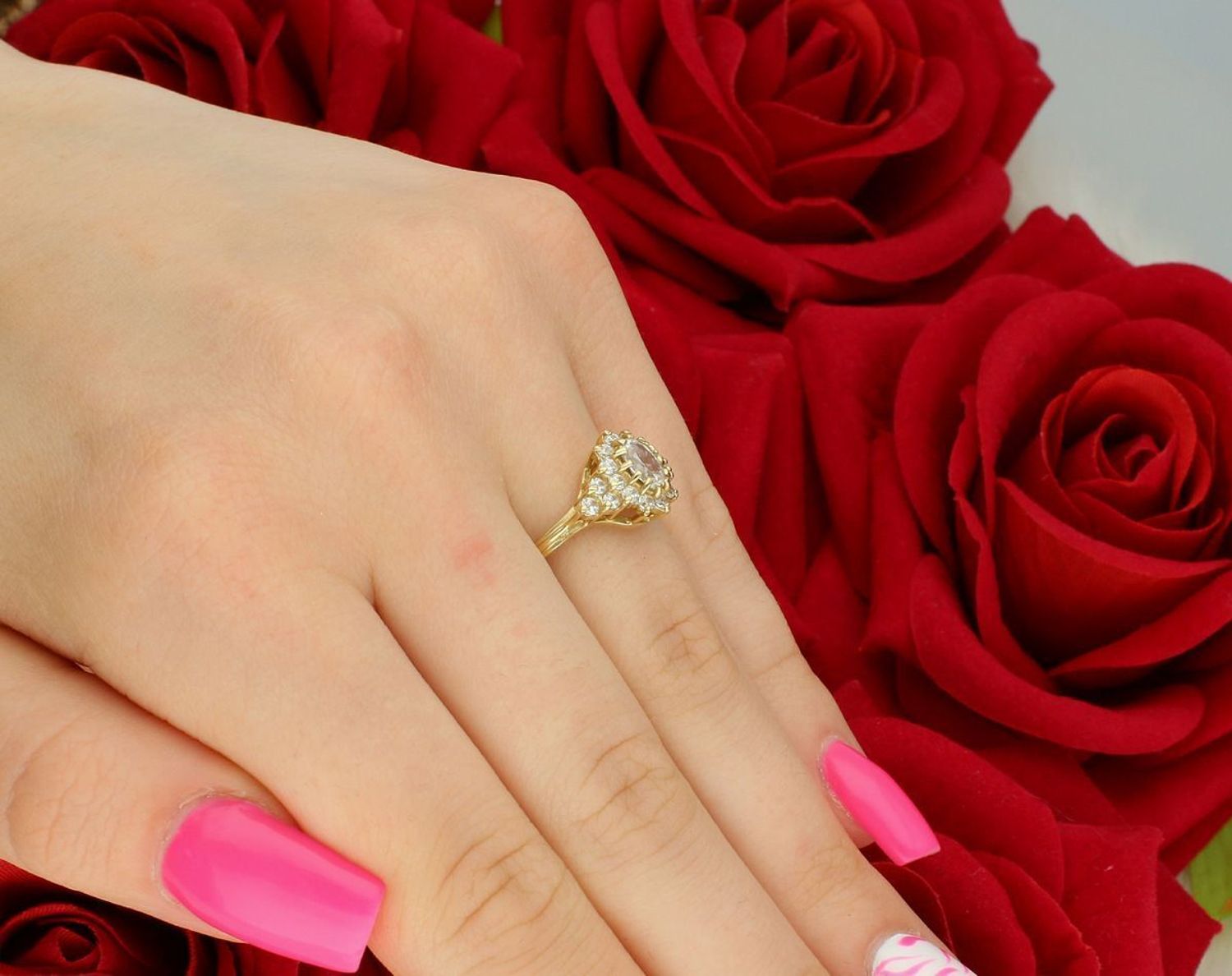 Złoty pierścionek damski próby 585 z ozdobnym koszyczkiem w cyrkonie 1,5x1,0 cm. Waga 2,76 g, rozmiar 15. Elegancki i lekki dodatek dla kobiet ceniących styl.1.jpg