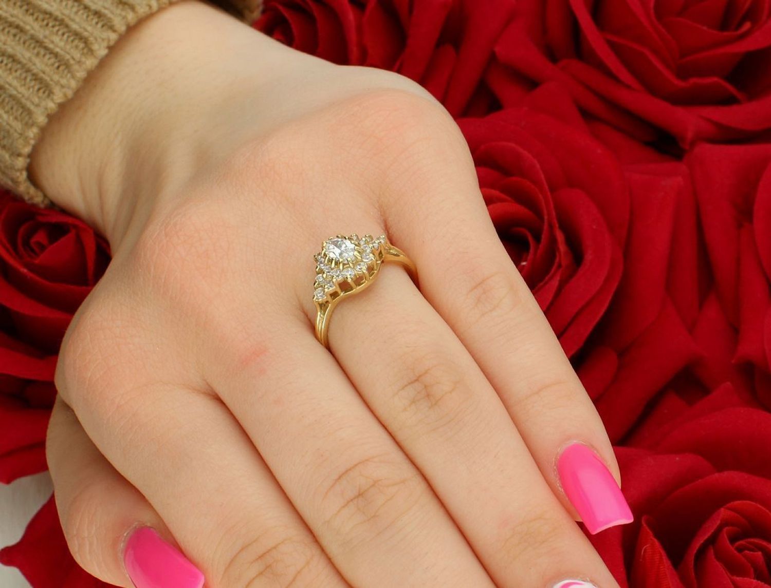 Złoty pierścionek damski próby 585 z ozdobnym koszyczkiem w cyrkonie 1,5x1,0 cm. Waga 2,76 g, rozmiar 15. Elegancki i lekki dodatek dla kobiet ceniących styl.1.jpg