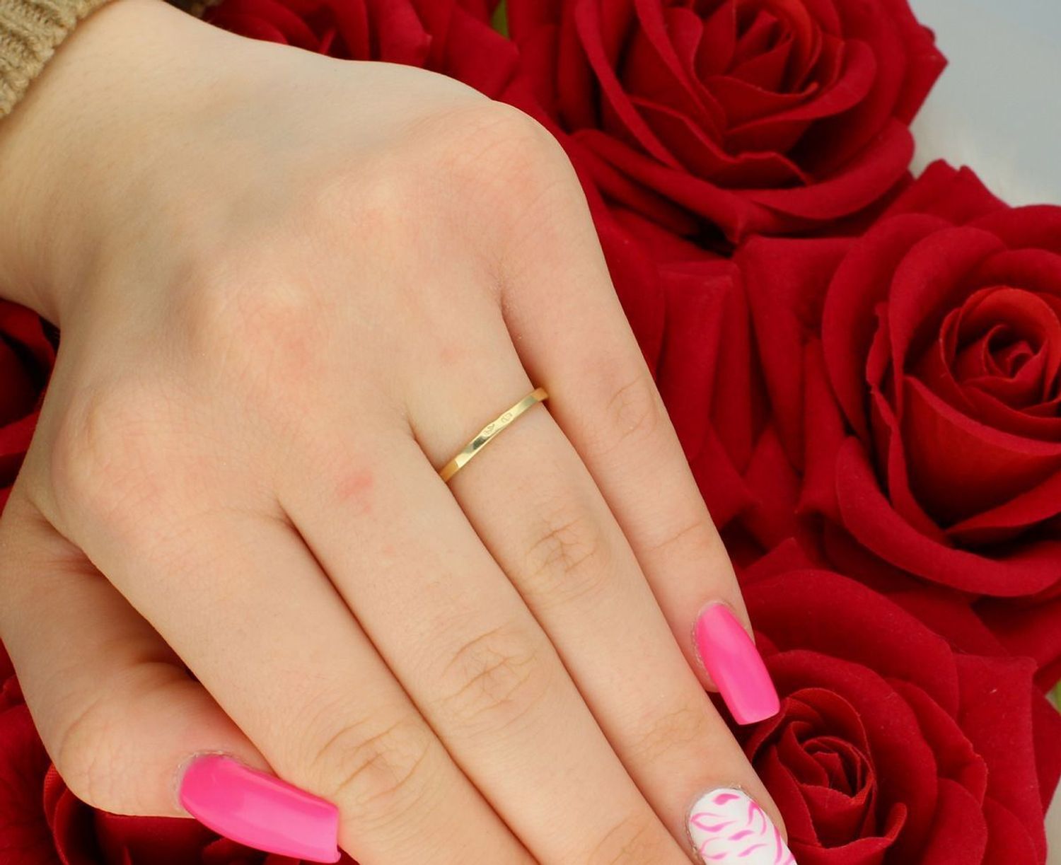 Złoty pierścionek damski próby 585 z ozdobnym koszyczkiem w cyrkonie 1,5x1,0 cm. Waga 2,76 g, rozmiar 15. Elegancki i lekki dodatek dla kobiet ceniących styl.1.jpg