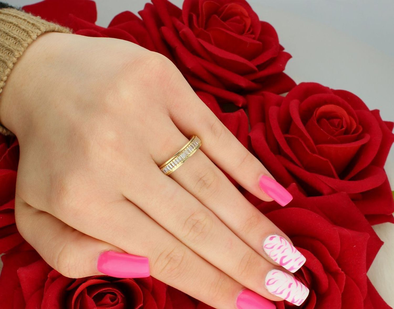 Złoty pierścionek damski próby 585 w formie obrączki, zdobiony prostokątnymi cyrkoniami. Model DIA-PRS-7929-585, rozmiar 15, waga 3,73 g. Klasyczna elegancja i solidne wykonanie.1.jpg