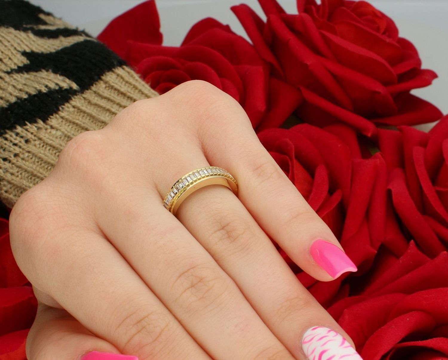 Złoty pierścionek damski próby 585 w formie obrączki, zdobiony prostokątnymi cyrkoniami. Model DIA-PRS-7929-585, rozmiar 15, waga 3,73 g. Klasyczna elegancja i solidne wykonanie.1.jpg