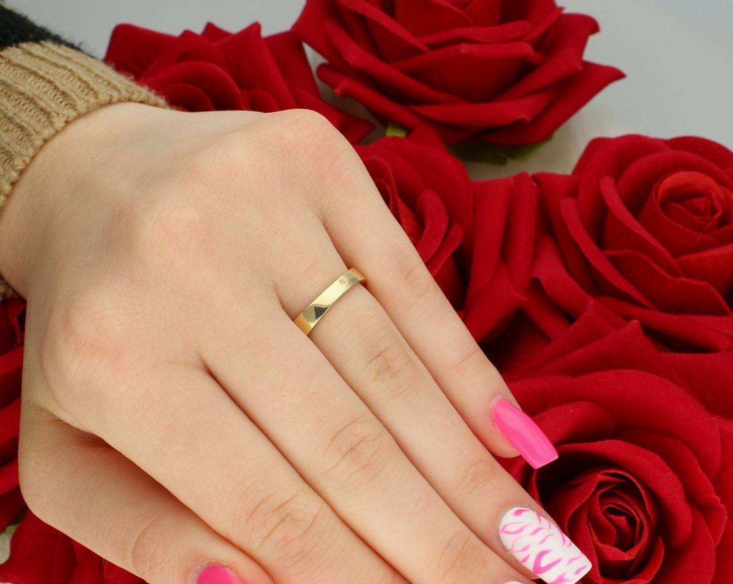 Złoty pierścionek damski próby 585 w formie obrączki, zdobiony prostokątnymi cyrkoniami. Model DIA-PRS-7929-585, rozmiar 15, waga 3,73 g. Klasyczna elegancja i solidne wykonanie.1.jpg