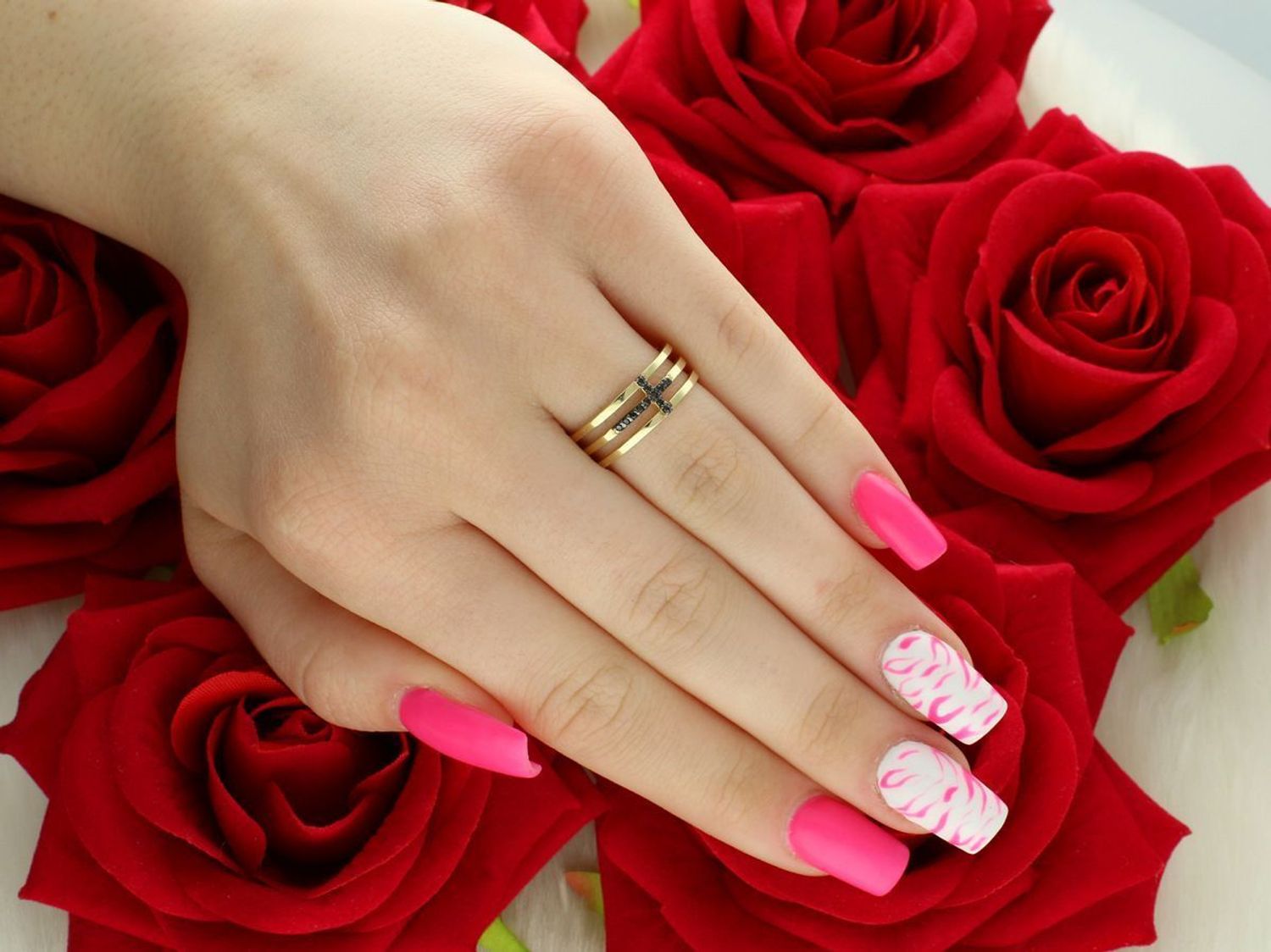 Złoty pierścionek damski próby 585 z krzyżem z czarnych cyrkonii. Model DIA-PRS-7931-585, rozmiar 15, szerokość 7 mm, waga 2,48 g. Styl i symbolika w jednym.1.jpg