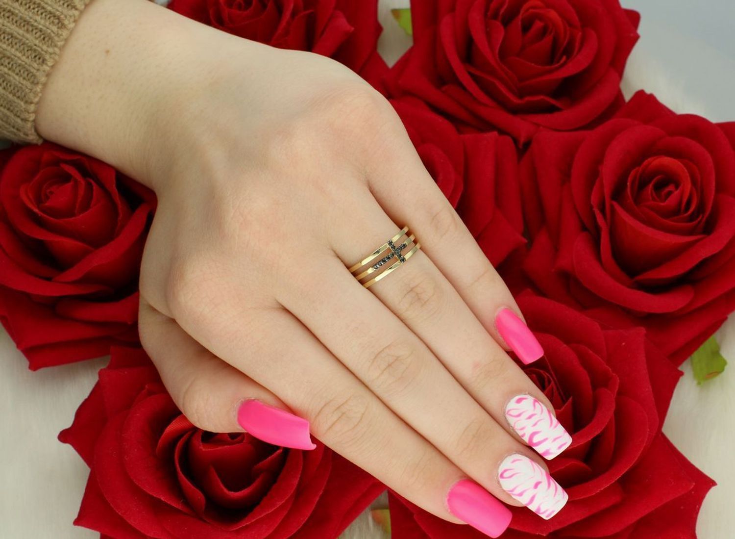 Złoty pierścionek damski próby 585 z krzyżem z czarnych cyrkonii. Model DIA-PRS-7931-585, rozmiar 15, szerokość 7 mm, waga 2,48 g. Styl i symbolika w jednym.1.jpg