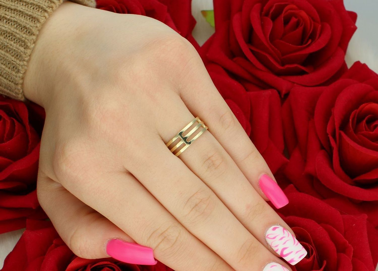 Złoty pierścionek damski próby 585 z krzyżem z czarnych cyrkonii. Model DIA-PRS-7931-585, rozmiar 15, szerokość 7 mm, waga 2,48 g. Styl i symbolika w jednym.1.jpg