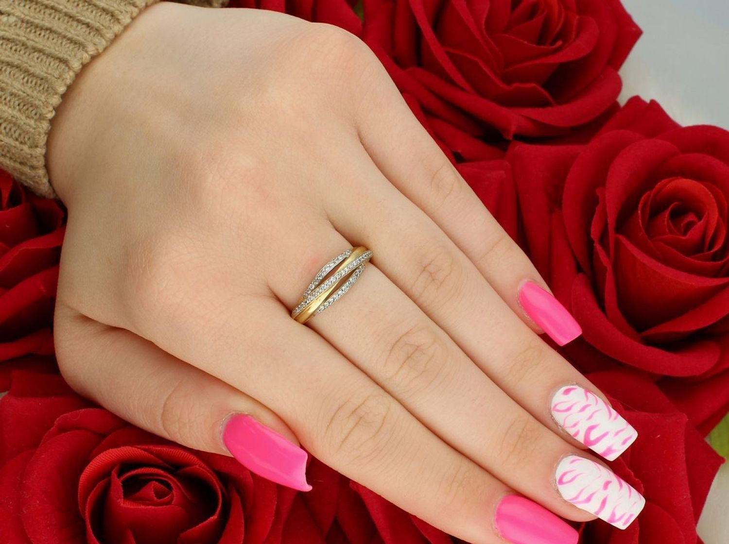 Złoty pierścionek damski DIA-PRS-7932-585 próby 585, zdobiony cyrkoniami. Rozmiar 15, szerokość górnej części 7 mm, waga 2,47 g. Elegancki i komfortowy.1.jpg