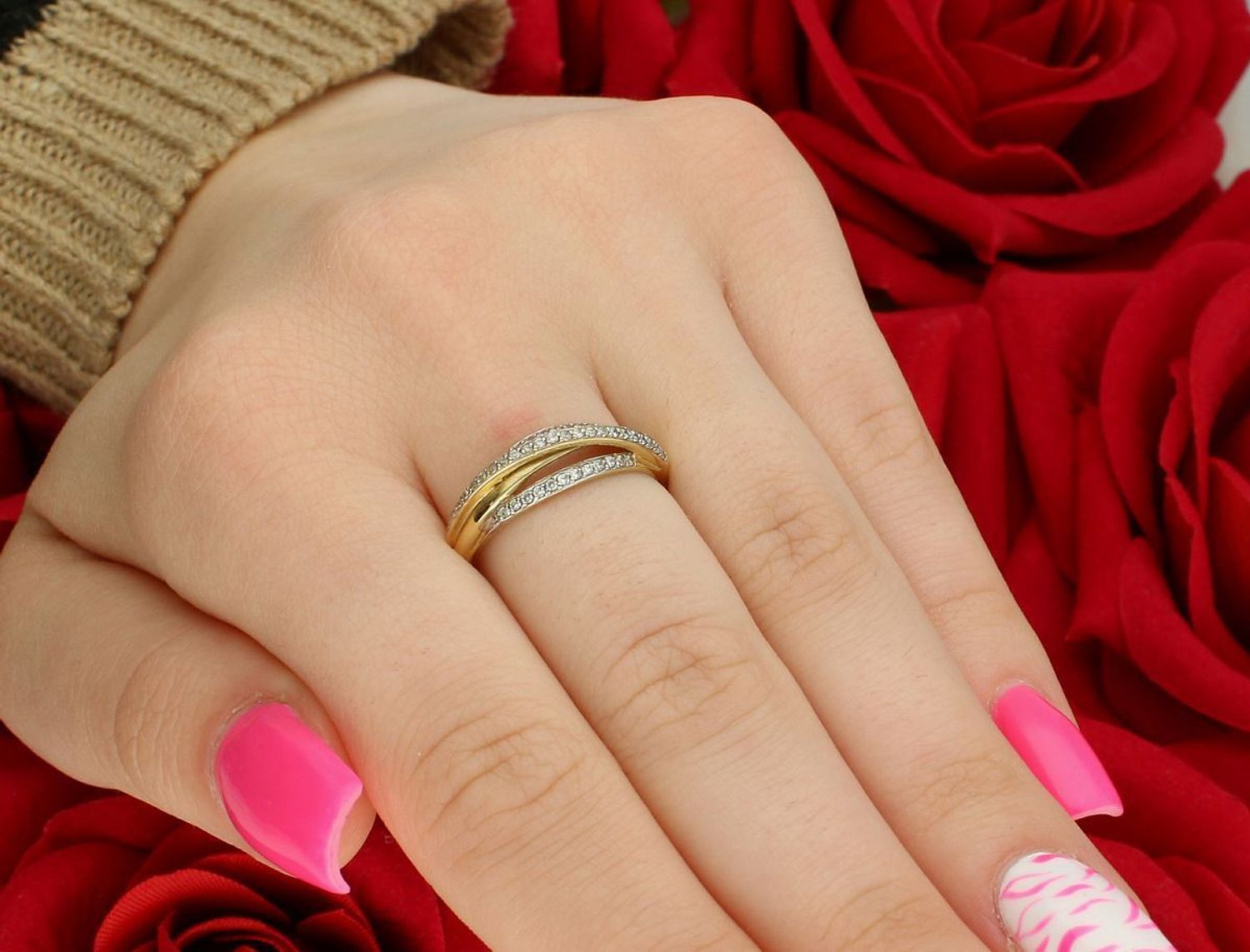 Złoty pierścionek damski DIA-PRS-7932-585 próby 585, zdobiony cyrkoniami. Rozmiar 15, szerokość górnej części 7 mm, waga 2,47 g. Elegancki i komfortowy.1.jpg