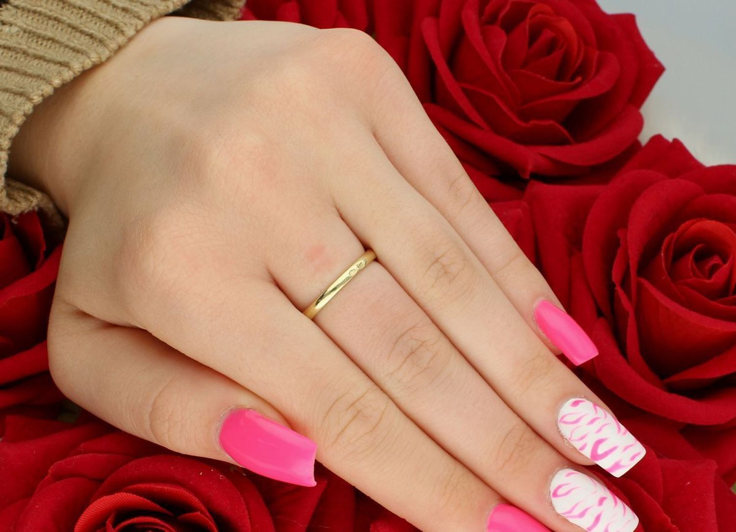 Złoty pierścionek damski DIA-PRS-7932-585 próby 585, zdobiony cyrkoniami. Rozmiar 15, szerokość górnej części 7 mm, waga 2,47 g. Elegancki i komfortowy.1.jpg