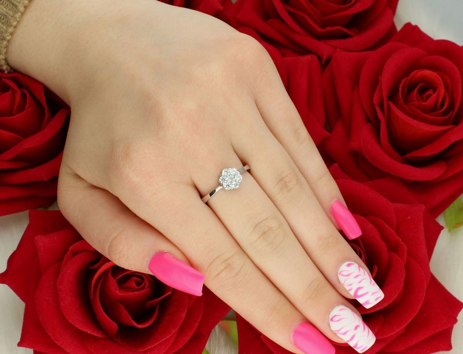 Pierścionek damski z białego złota próby 585 z motywem kwiatka i cyrkoniami. Model DIA-PRS-7933-585, rozmiar 15, waga 2,48 g. Delikatna elegancja i stylowy design.1.jpg