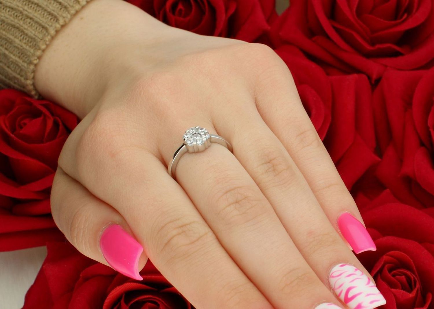 Pierścionek damski z białego złota próby 585 z motywem kwiatka i cyrkoniami. Model DIA-PRS-7933-585, rozmiar 15, waga 2,48 g. Delikatna elegancja i stylowy design.1.jpg