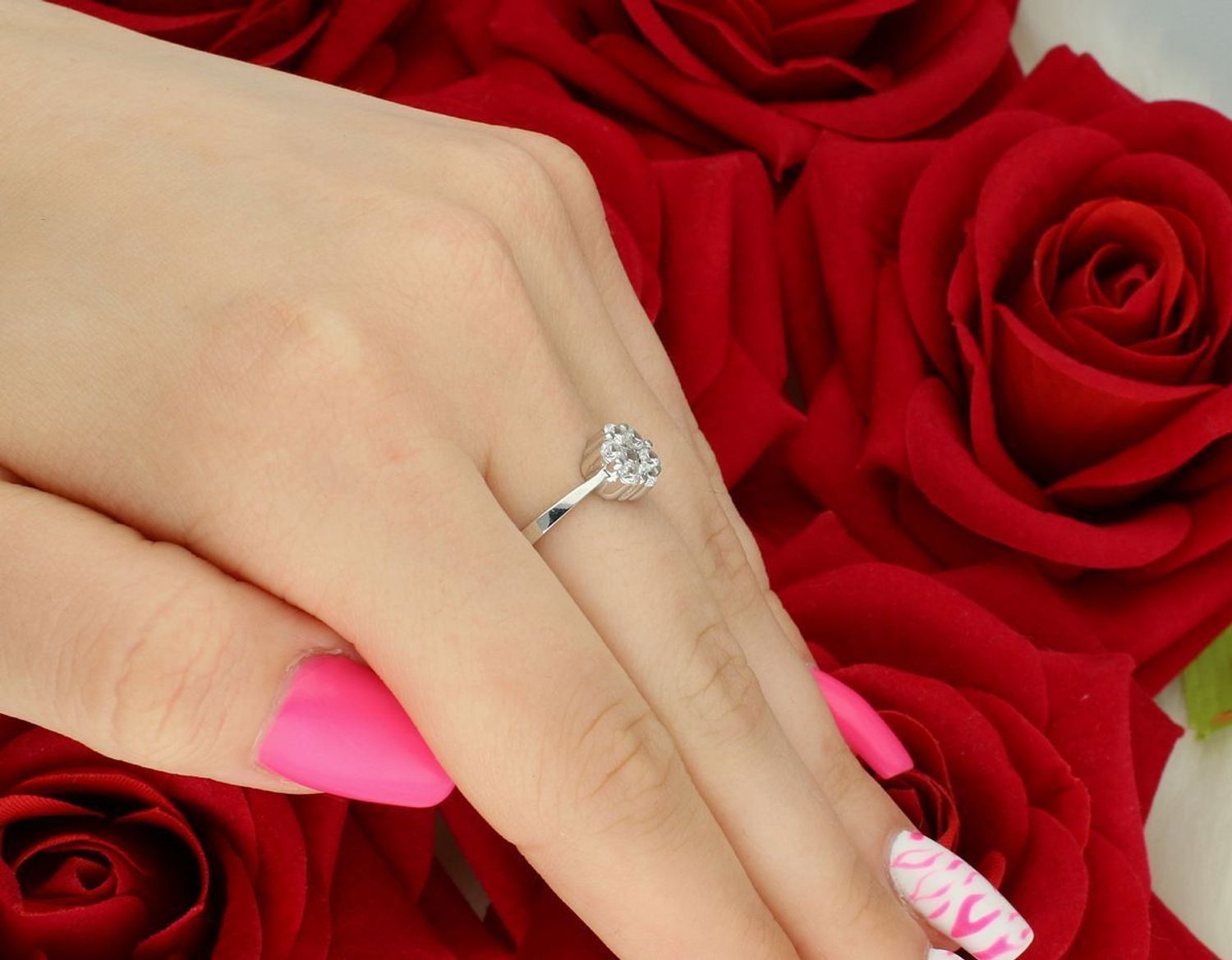 Pierścionek damski z białego złota próby 585 z motywem kwiatka i cyrkoniami. Model DIA-PRS-7933-585, rozmiar 15, waga 2,48 g. Delikatna elegancja i stylowy design.1.jpg