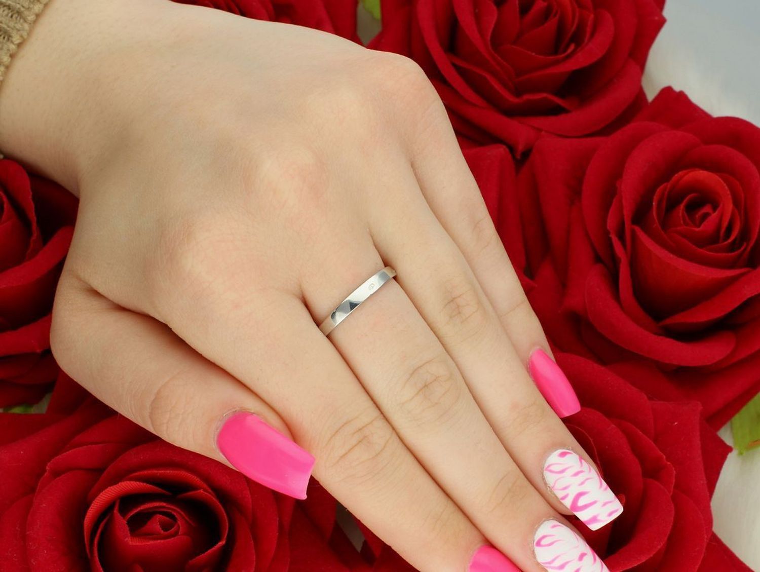 Pierścionek damski z białego złota próby 585 z motywem kwiatka i cyrkoniami. Model DIA-PRS-7933-585, rozmiar 15, waga 2,48 g. Delikatna elegancja i stylowy design.1.jpg