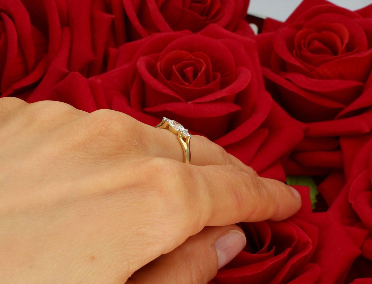 Złoty pierścionek damski próby 585, model DIA-PRS-7934-585. Waga 2,06 g, trzy cyrkonie o wymiarach 1,2 cm x 3 mm. Szerokość szyny 1 mm, rozmiar 15. Elegancka biżuteria, idealna na prezent lub 1.jpg