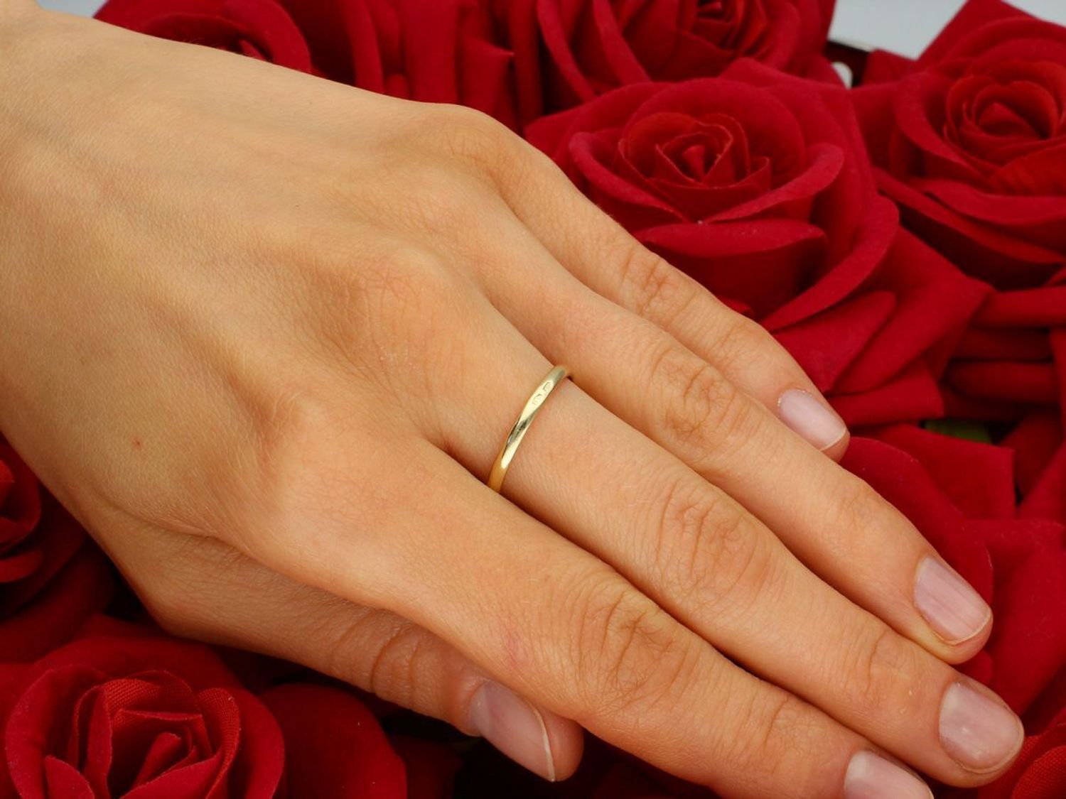 Złoty pierścionek damski próby 585, model DIA-PRS-7934-585. Waga 2,06 g, trzy cyrkonie o wymiarach 1,2 cm x 3 mm. Szerokość szyny 1 mm, rozmiar 15. Elegancka biżuteria, idealna na prezent lub 1.jpg