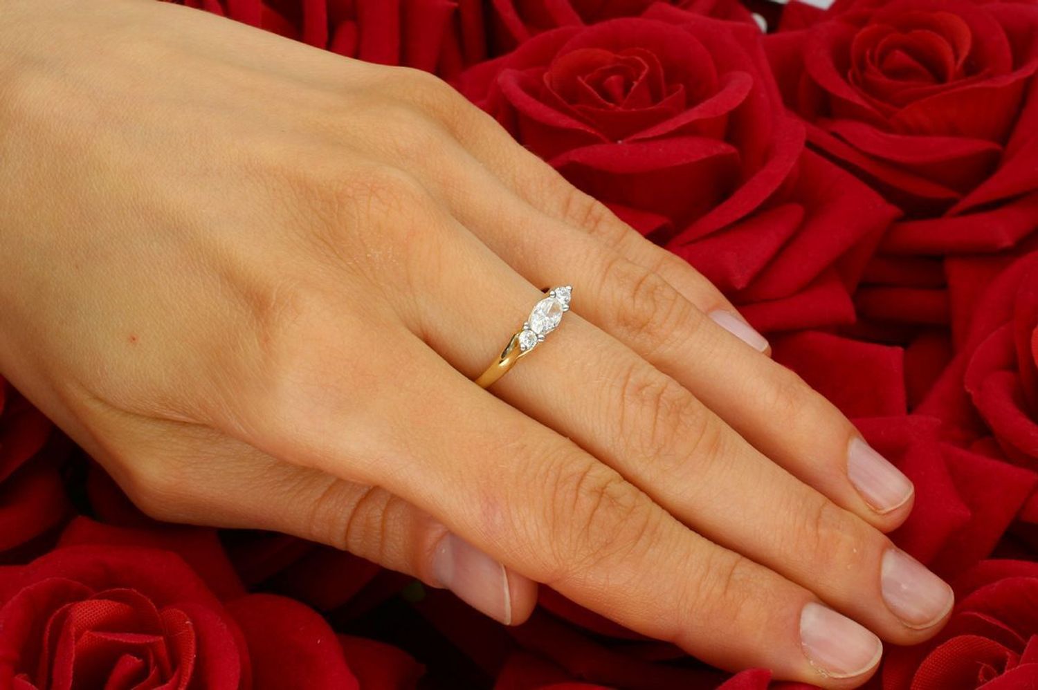 Złoty pierścionek damski próby 585, model DIA-PRS-7934-585. Waga 2,06 g, trzy cyrkonie o wymiarach 1,2 cm x 3 mm. Szerokość szyny 1 mm, rozmiar 15. Elegancka biżuteria, idealna na prezent lub 1.jpg