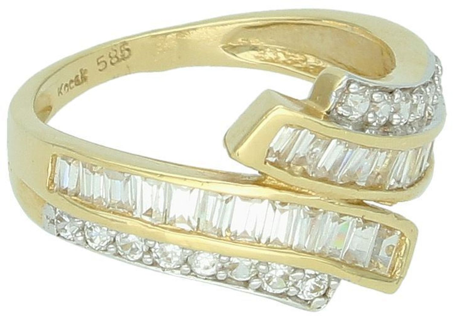 Złoty pierścionek damski DIA-PRS-7935-585 próby 585, zdobiony cyrkoniami. Szerokość górnej części 1,2 cm, szyna dolna 2 mm, waga 4,23 g. Elegancki i trwały dodatek.1.jpg