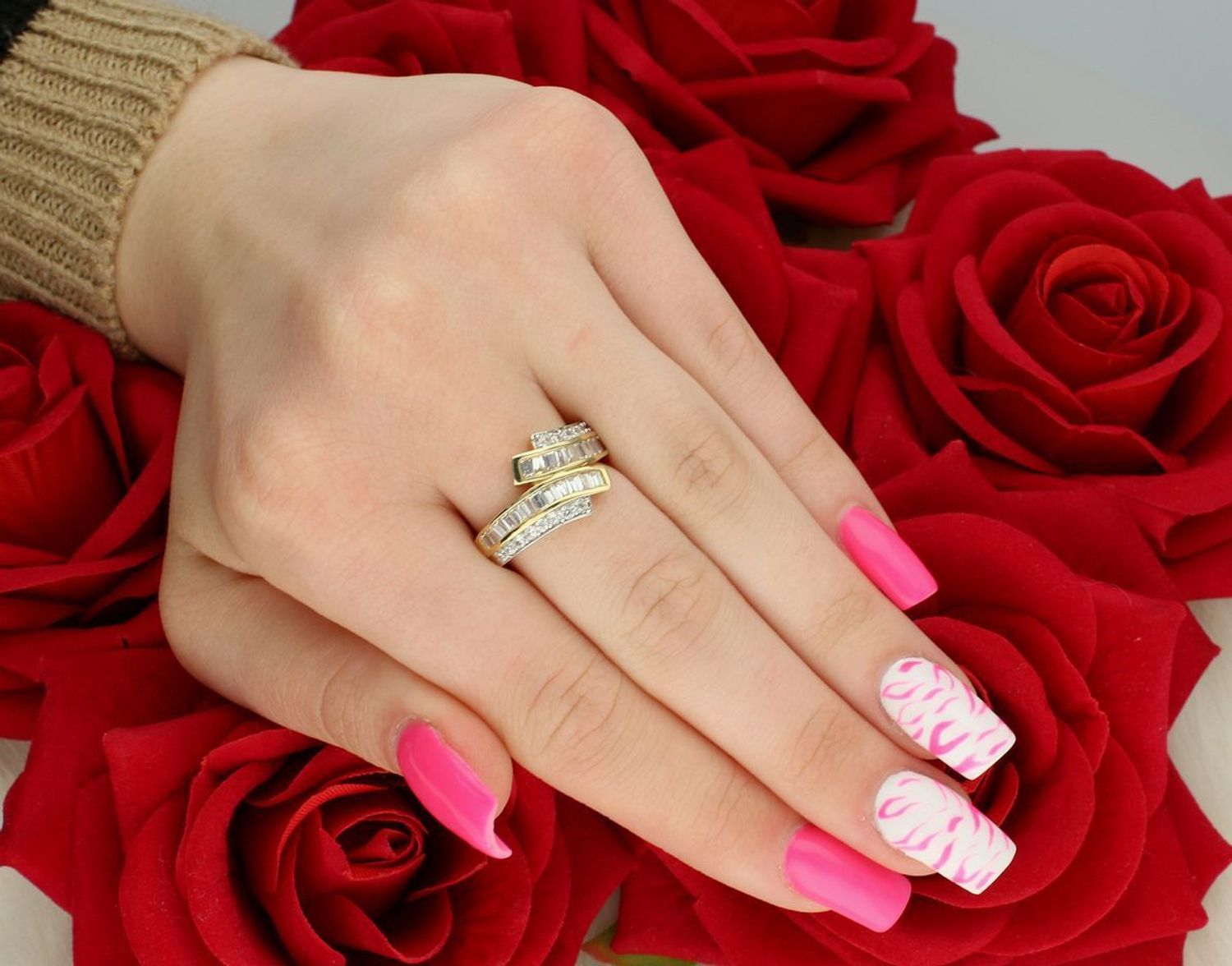 Złoty pierścionek damski DIA-PRS-7935-585 próby 585, zdobiony cyrkoniami. Szerokość górnej części 1,2 cm, szyna dolna 2 mm, waga 4,23 g. Elegancki i trwały dodatek.1.jpg