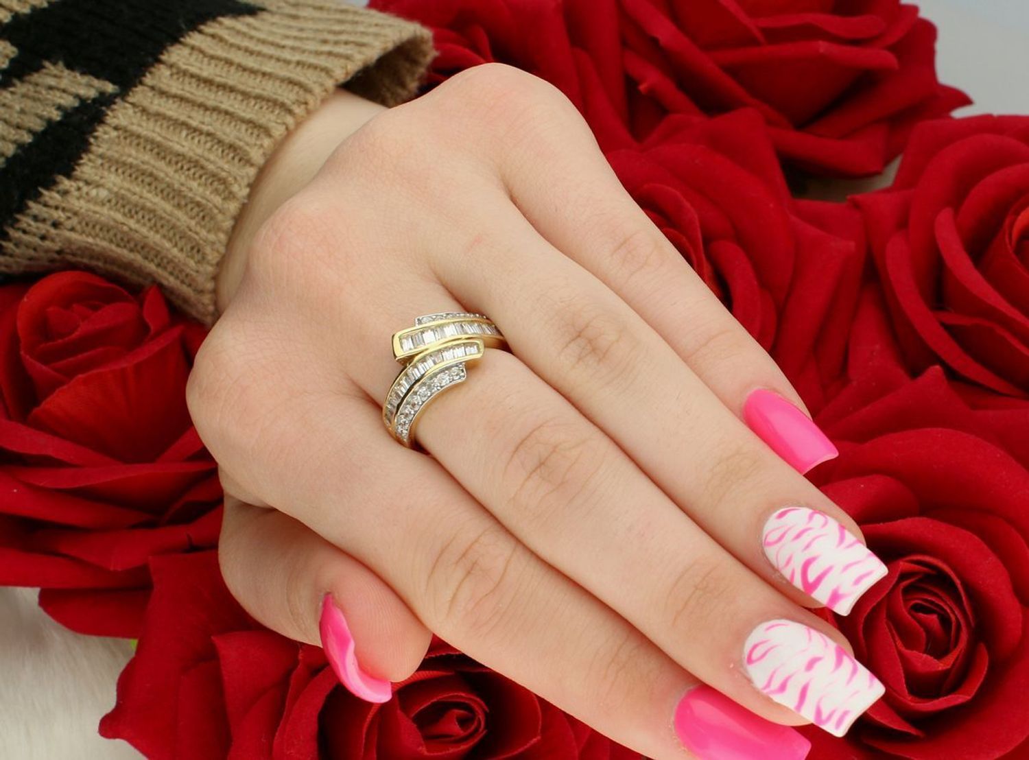 Złoty pierścionek damski DIA-PRS-7935-585 próby 585, zdobiony cyrkoniami. Szerokość górnej części 1,2 cm, szyna dolna 2 mm, waga 4,23 g. Elegancki i trwały dodatek.1.jpg