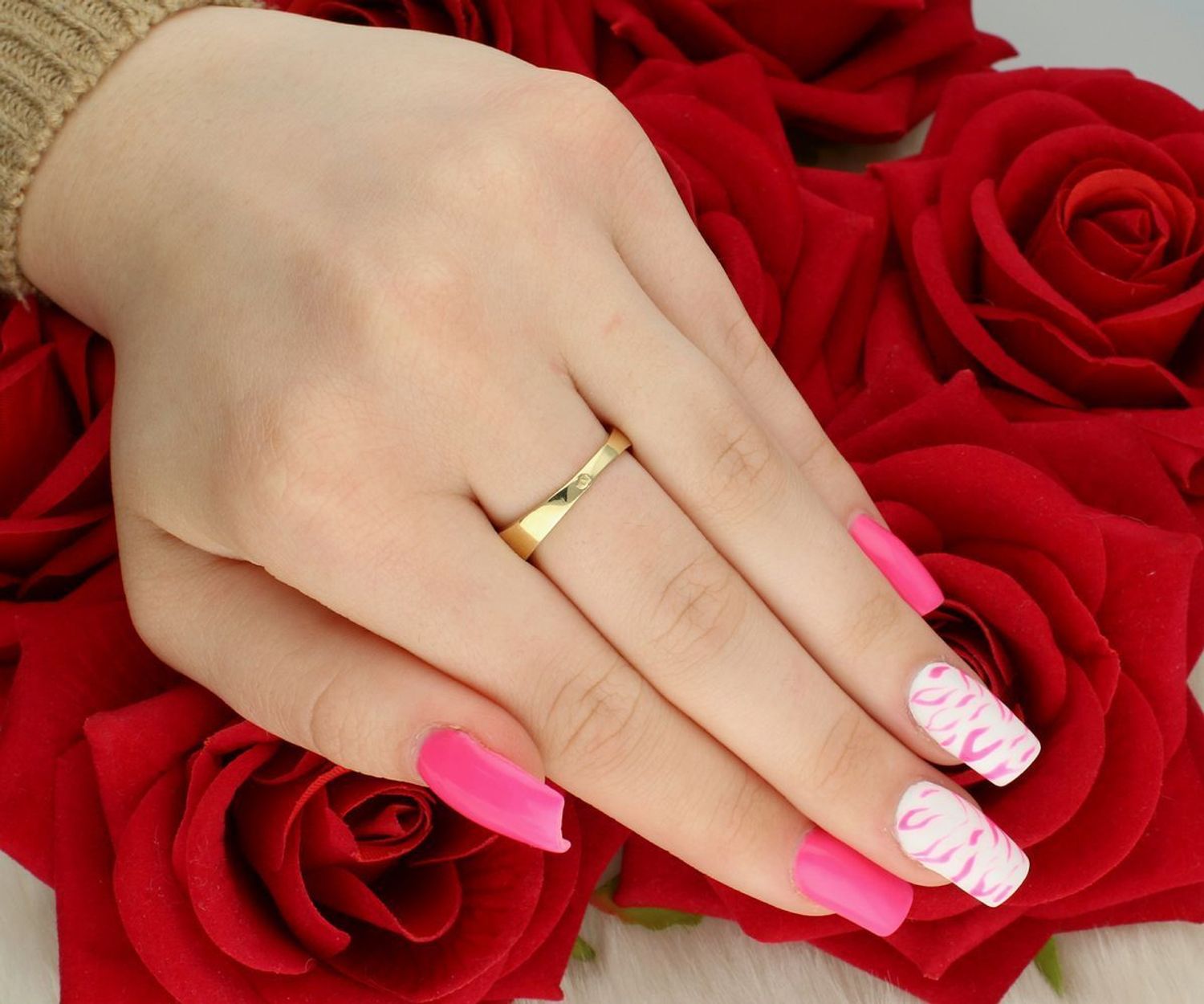 Złoty pierścionek damski DIA-PRS-7935-585 próby 585, zdobiony cyrkoniami. Szerokość górnej części 1,2 cm, szyna dolna 2 mm, waga 4,23 g. Elegancki i trwały dodatek.1.jpg