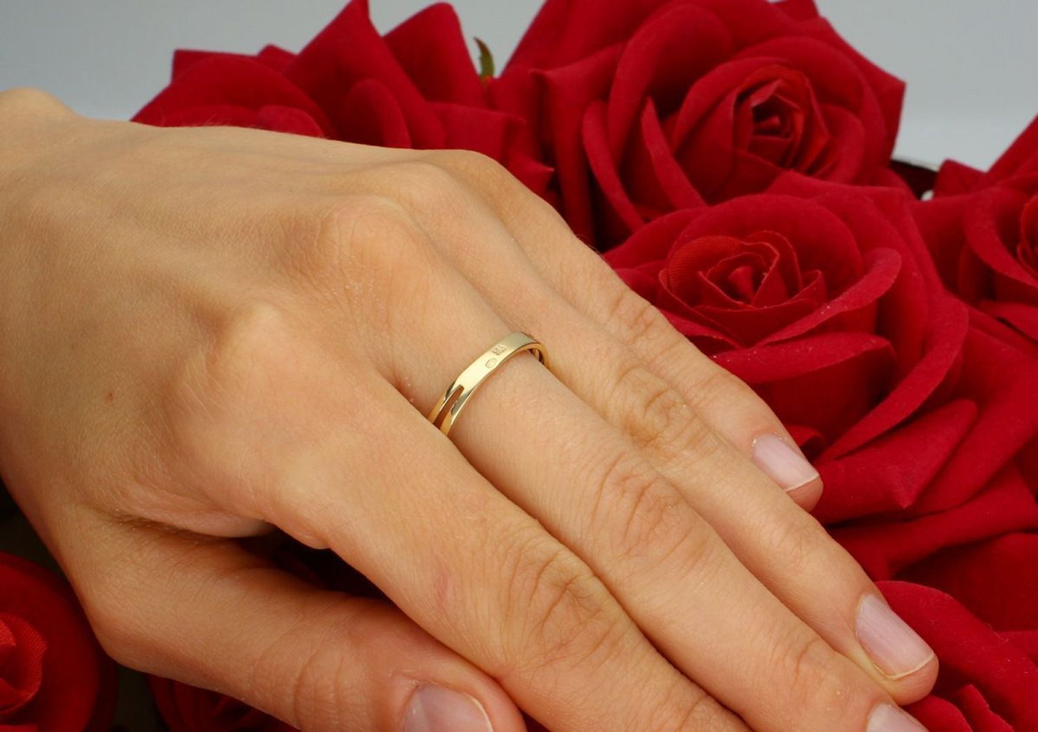 Złoty pierścionek damski próby 585, ozdobiony cyrkoniami. Waga 2,04 g, szerokość górnej części 5 mm, szerokość dolnej szyny 2 mm. Idealny wybór na zaręczyny – klasyczny i elegancki.1.jpg