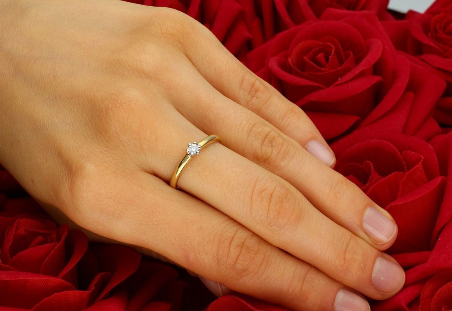 Złoty pierścionek damski próba 585 DIA-PRS-7938-585 z cyrkonią 4 mm. Klasyczny model zaręczynowy w rozmiarze 15. Waga 2,04 g, szerokość szyny 2 mm. Elegancja i ponadczasowy styl.1.jpg