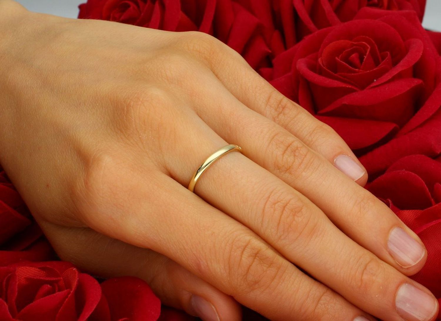 Złoty pierścionek damski próba 585 DIA-PRS-7938-585 z cyrkonią 4 mm. Klasyczny model zaręczynowy w rozmiarze 15. Waga 2,04 g, szerokość szyny 2 mm. Elegancja i ponadczasowy styl.1.jpg