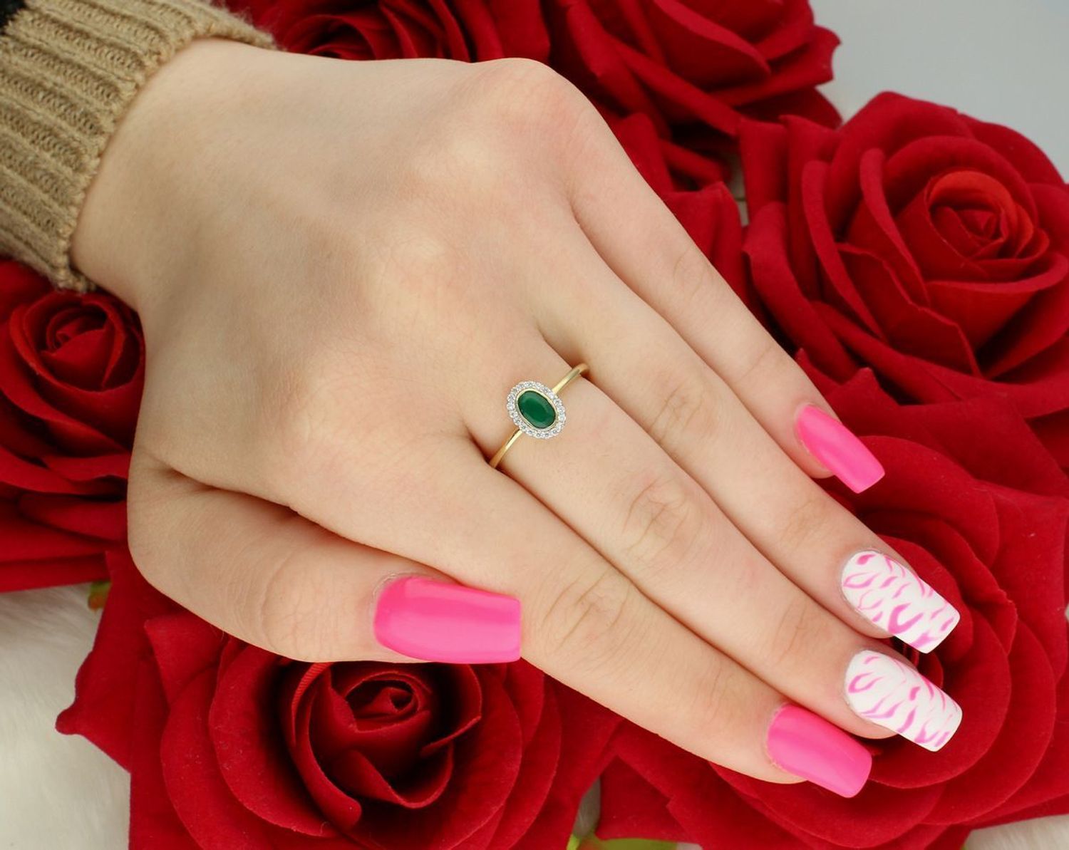 Złoty pierścionek damski próby 585 z owalnym szmaragdem i cyrkoniami. Element ozdobny 6x9 mm, szyna 1 mm. Klasyczna elegancja i luksusowy kolor w jednym.1.jpg