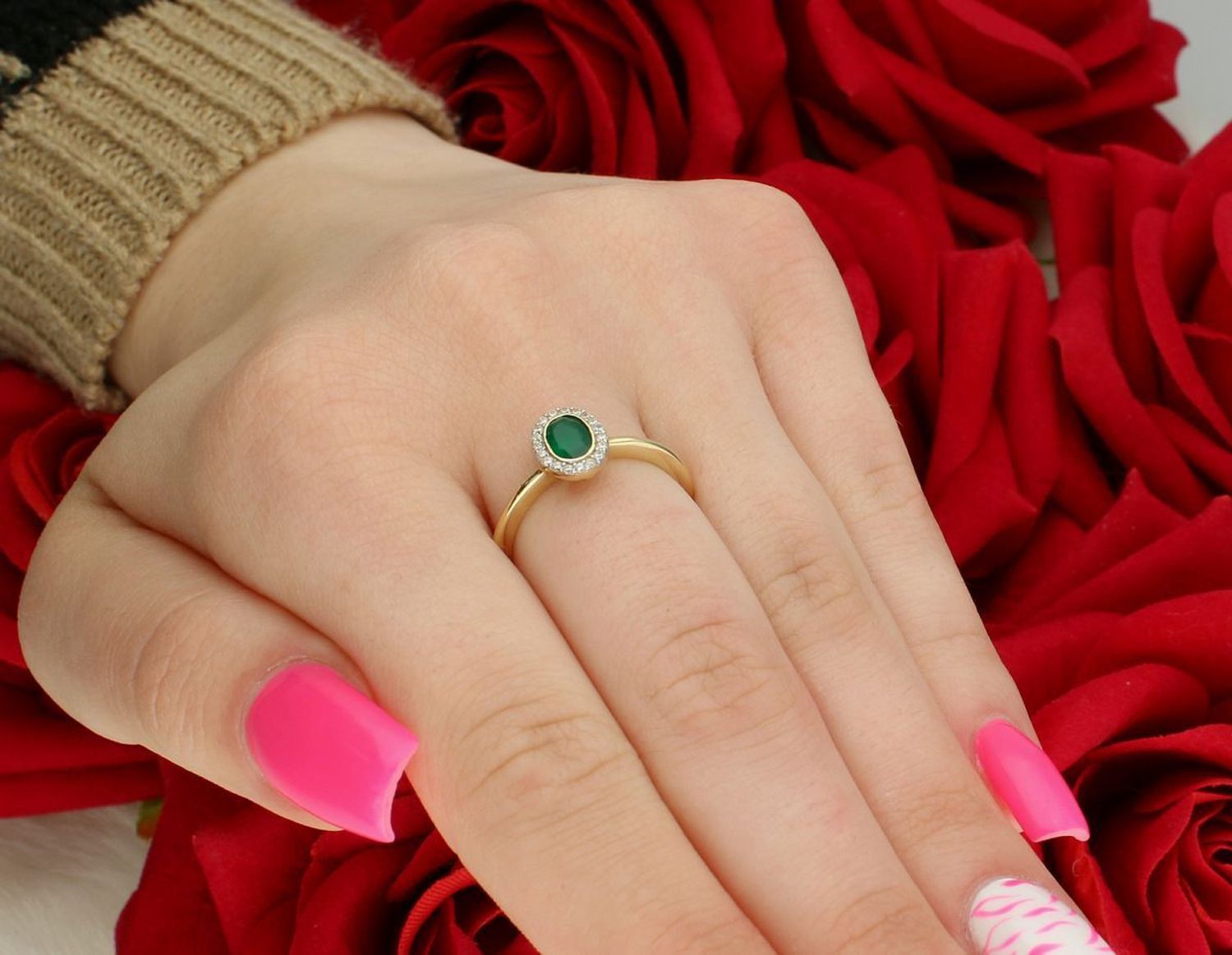 Złoty pierścionek damski próby 585 z owalnym szmaragdem i cyrkoniami. Element ozdobny 6x9 mm, szyna 1 mm. Klasyczna elegancja i luksusowy kolor w jednym.1.jpg