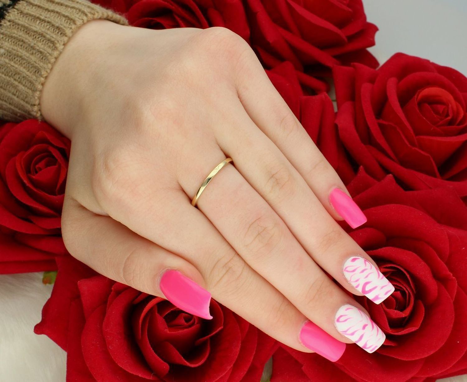 Złoty pierścionek damski próby 585 z owalnym szmaragdem i cyrkoniami. Element ozdobny 6x9 mm, szyna 1 mm. Klasyczna elegancja i luksusowy kolor w jednym.1.jpg