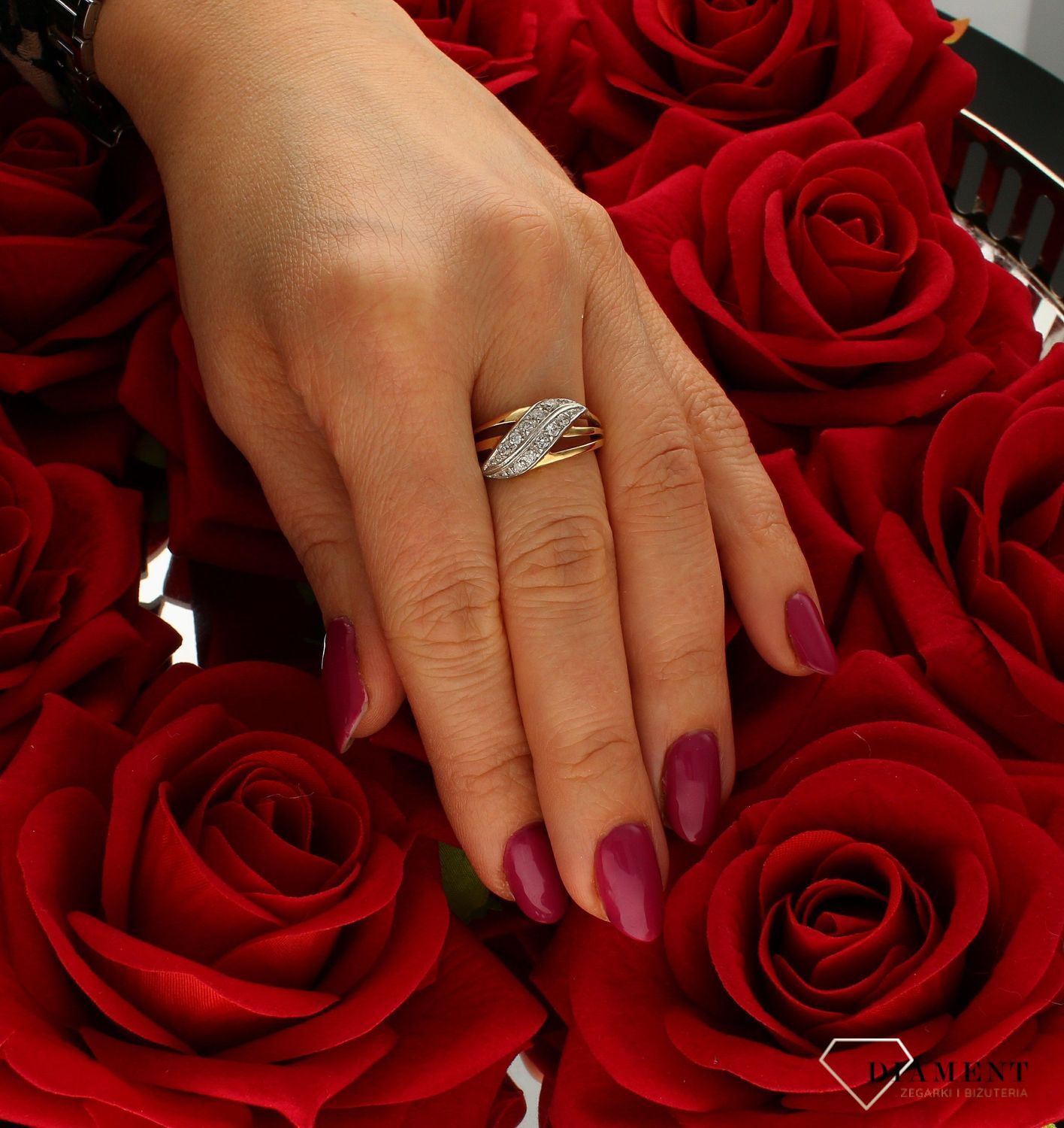Złoty pierścionek 585 fala z cyrkoniami DIA-PRS-7941-585. Pierścionek 585 złoty fala dwa rzędy cyrkonii. Ponadczasowy wzór inspirowany ikonami sztuki jubilerskiej podkreśli piękno wyjątkowych momentów zaręczyn, rocznic, jubi (4).jpg