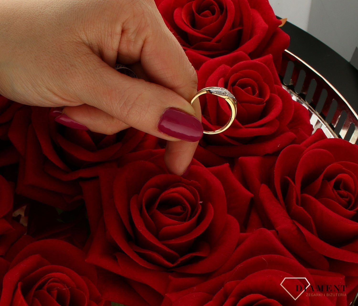 Złoty pierścionek 585 fala z cyrkoniami DIA-PRS-7941-585. Pierścionek 585 złoty fala dwa rzędy cyrkonii. Ponadczasowy wzór inspirowany ikonami sztuki jubilerskiej podkreśli piękno wyjątkowych momentów zaręczyn, rocznic, jubi (4).jpg