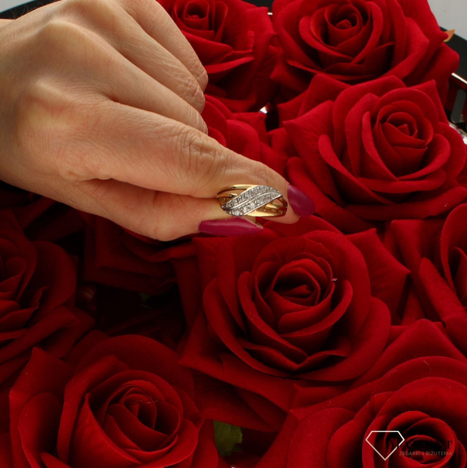 Złoty pierścionek 585 fala z cyrkoniami DIA-PRS-7941-585. Pierścionek 585 złoty fala dwa rzędy cyrkonii. Ponadczasowy wzór inspirowany ikonami sztuki jubilerskiej podkreśli piękno wyjątkowych momentów zaręczyn, rocznic, jubi (4).jpg