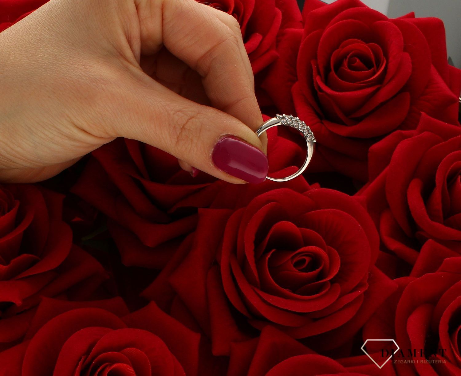 Pierścionek 585 z białego złota zdobiony cyrkoniami DIA-PRS-7942-585. Przepiękny pierścionek, który został ozdobiony błyszczącymi cyrkoniami. Pierścionek z wysokiej jakości 14-karatowego białego złota. Idealny pierścionek na (4).jpg