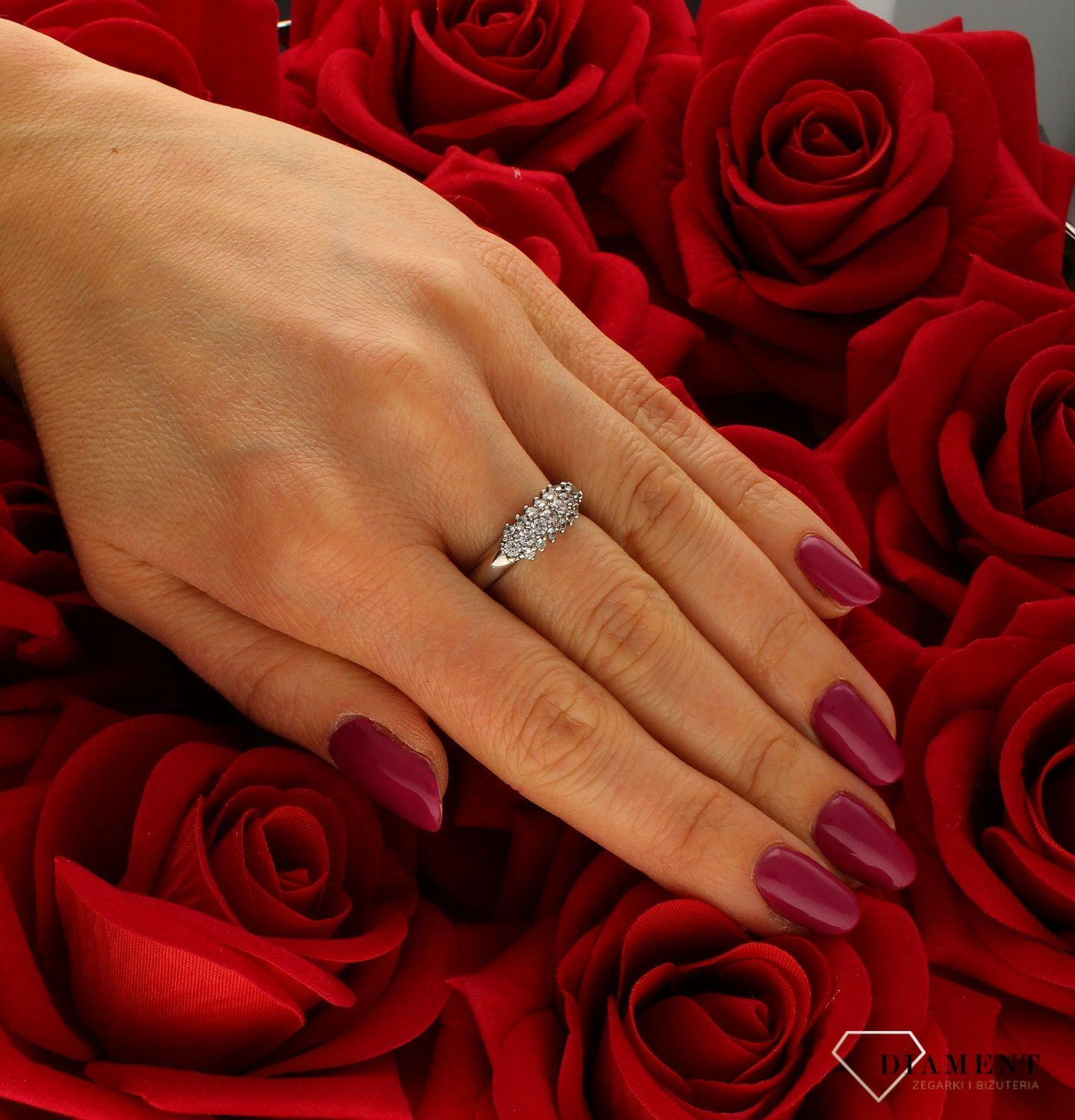 Pierścionek 585 z białego złota zdobiony cyrkoniami DIA-PRS-7942-585. Przepiękny pierścionek, który został ozdobiony błyszczącymi cyrkoniami. Pierścionek z wysokiej jakości 14-karatowego białego złota. Idealny pierścionek na (4).jpg