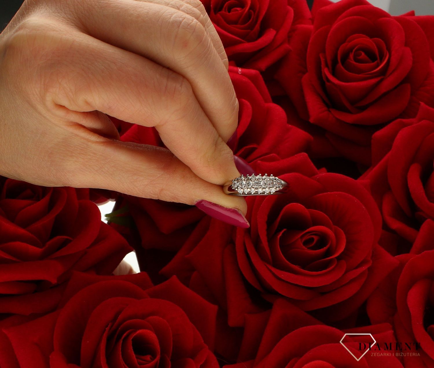 Pierścionek 585 z białego złota zdobiony cyrkoniami DIA-PRS-7942-585. Przepiękny pierścionek, który został ozdobiony błyszczącymi cyrkoniami. Pierścionek z wysokiej jakości 14-karatowego białego złota. Idealny pierścionek na (4).jpg