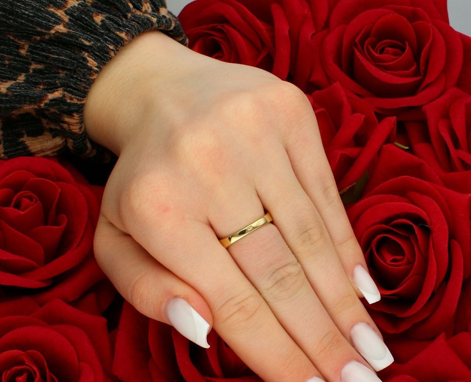 Złoty Pierścionek Gładki z Matowym Złotem i Cyrkoniami próba 585 rozmiar 15, DIA-PRS-7943-585. Wykonany z wysokiej jakości złota próby 585, dos1.jpg