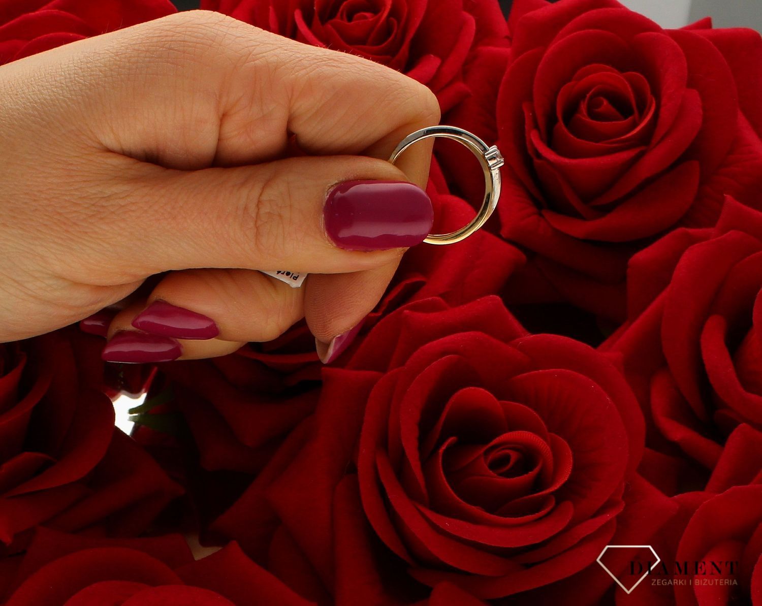 Złoty pierścionek 585  białym złotem i cyrkoniami DIA-PRS-7944-585. Przepiękny pierścionek podwójny w połączeniu białego i żółtego złota, który został ozdobiony błyszczącymi cyrkoniami. Pierścionek z wysokiej jakości 14-kara (4).jpg