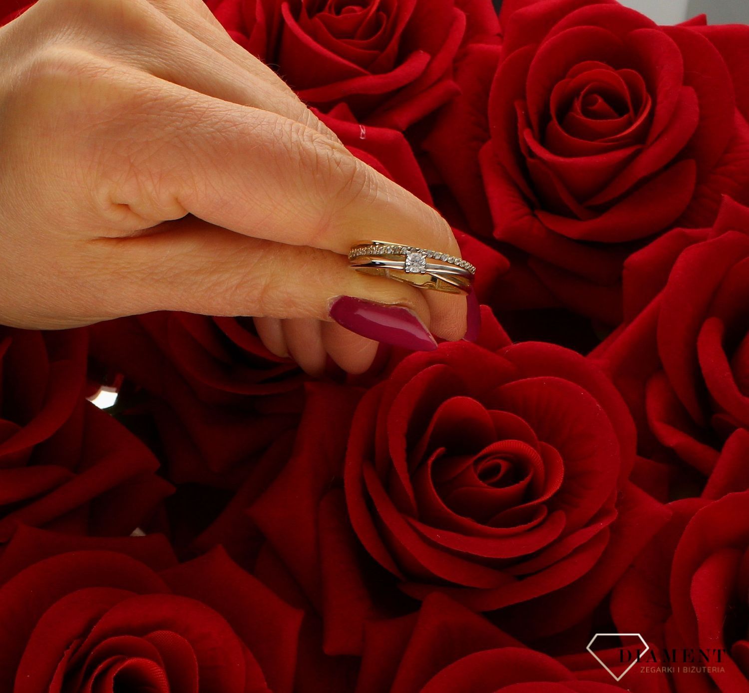 Złoty pierścionek 585  białym złotem i cyrkoniami DIA-PRS-7944-585. Przepiękny pierścionek podwójny w połączeniu białego i żółtego złota, który został ozdobiony błyszczącymi cyrkoniami. Pierścionek z wysokiej jakości 14-kara (4).jpg