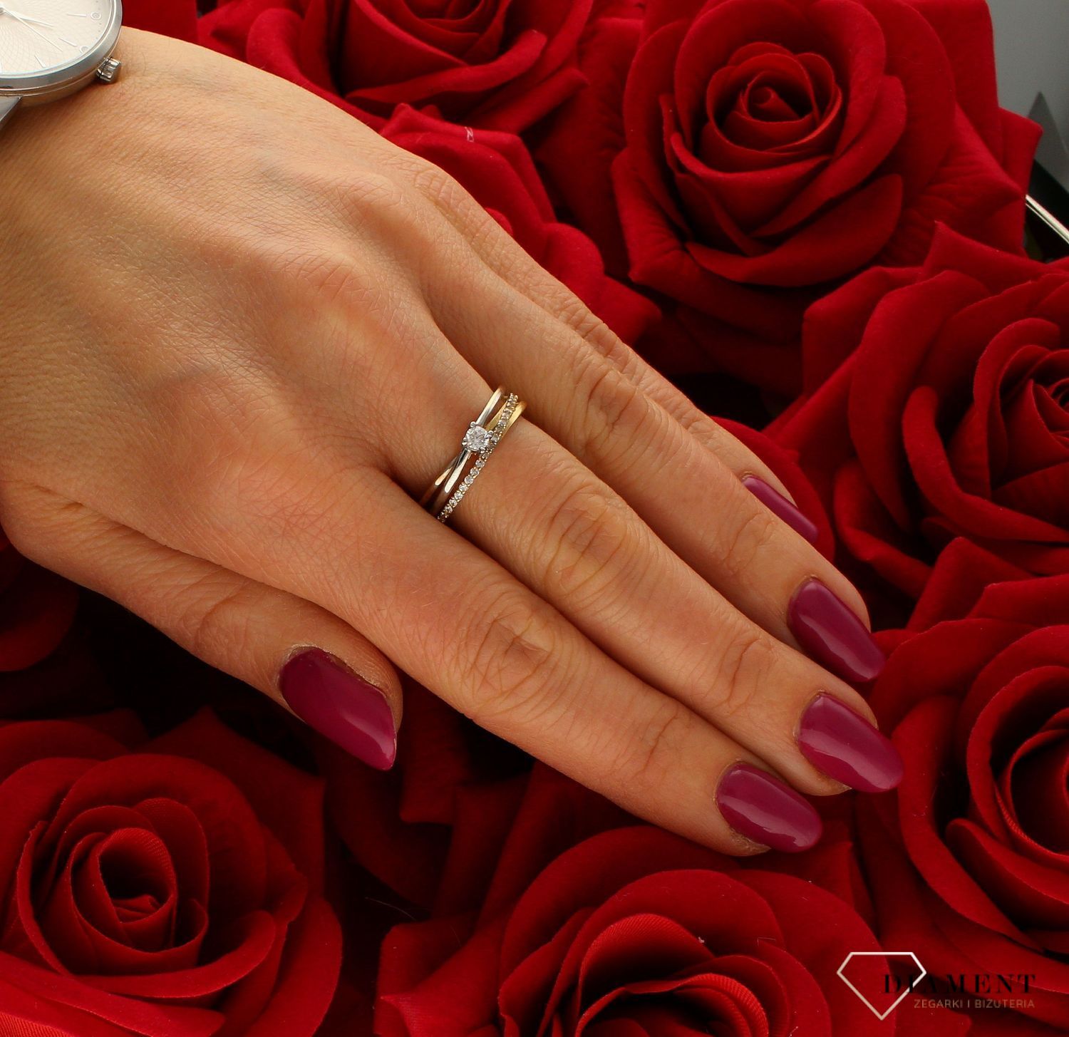 Złoty pierścionek 585  białym złotem i cyrkoniami DIA-PRS-7944-585. Przepiękny pierścionek podwójny w połączeniu białego i żółtego złota, który został ozdobiony błyszczącymi cyrkoniami. Pierścionek z wysokiej jakości 14-kara (4).jpg