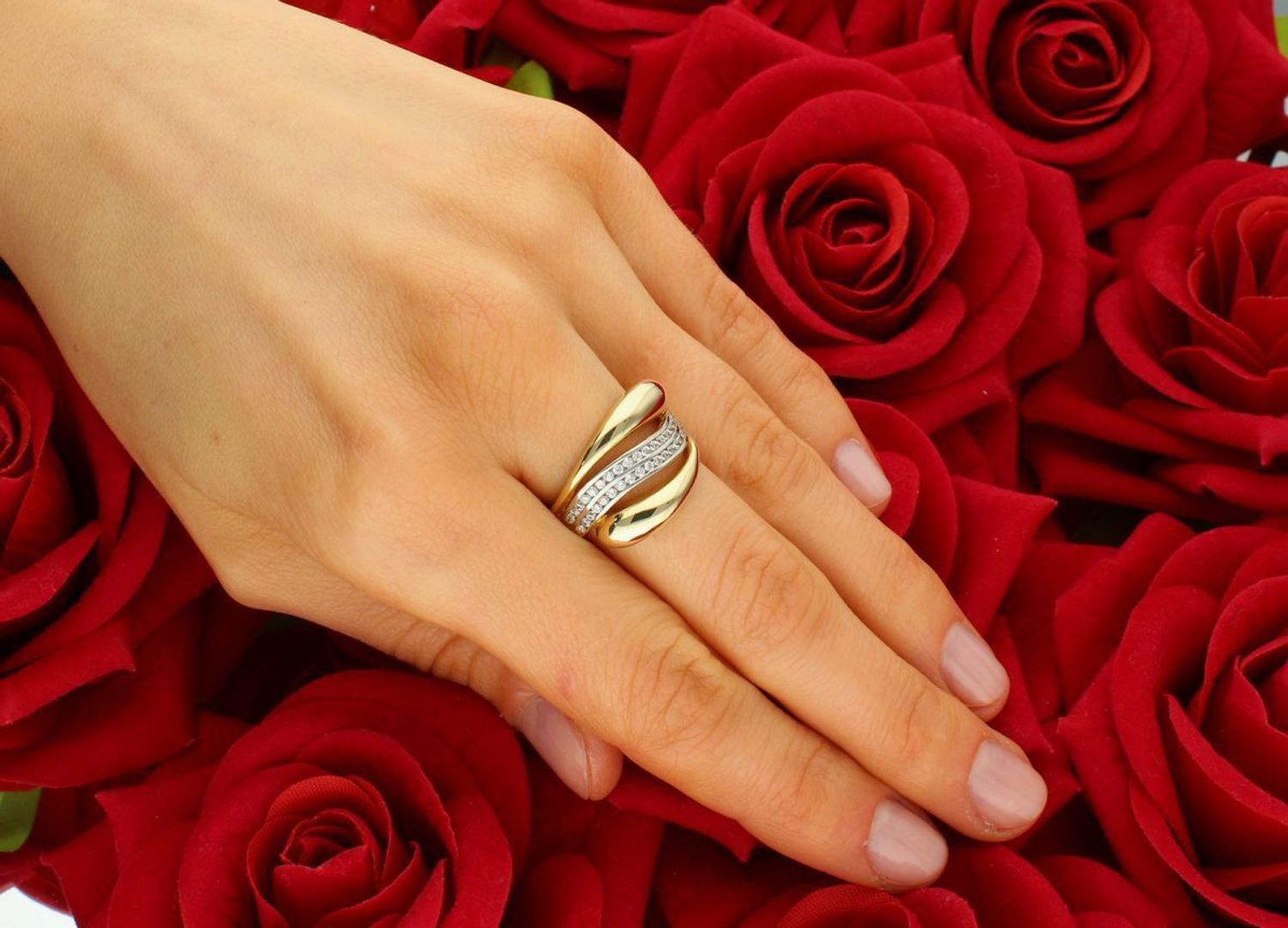 Złoty pierścionek fala ozdobiony białą cyrkonią próba 585, DIA-PRS-7946-585. Nowoczesny złoty pierścionek z białą cyrkonią to elegancki i nowoczesny wybór, który z pewnością przyciągnie uwagę. 1.jpg