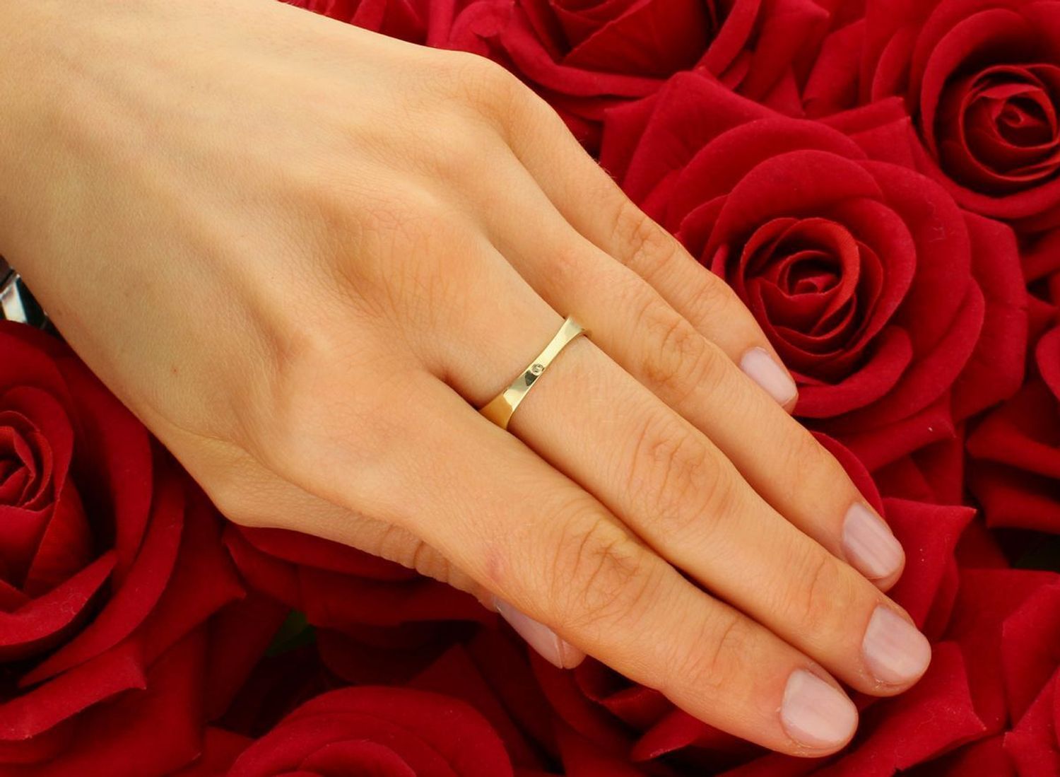 Złoty pierścionek fala ozdobiony białą cyrkonią próba 585, DIA-PRS-7946-585. Nowoczesny złoty pierścionek z białą cyrkonią to elegancki i nowoczesny wybór, który z pewnością przyciągnie uwagę. 1.jpg