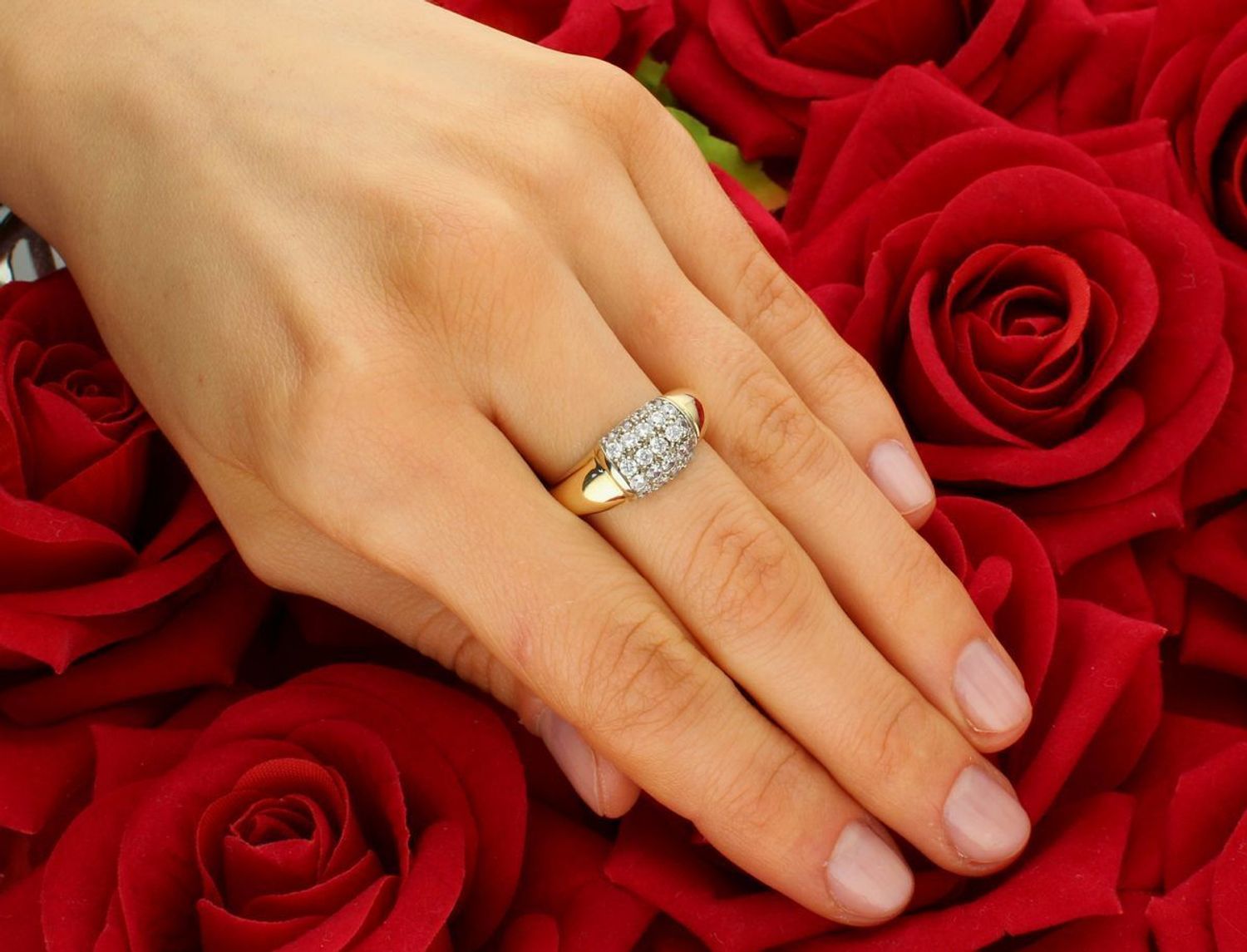 Złoty pierścionek ozdobiony białą cyrkonią próba 585, DIA-PRS-7947-585. Efektowny złoty pierścionek z białą cyrkonią to elegancki i nowoczesny wybór, który z pewnością przyciągnie uwagę. 1.jpg