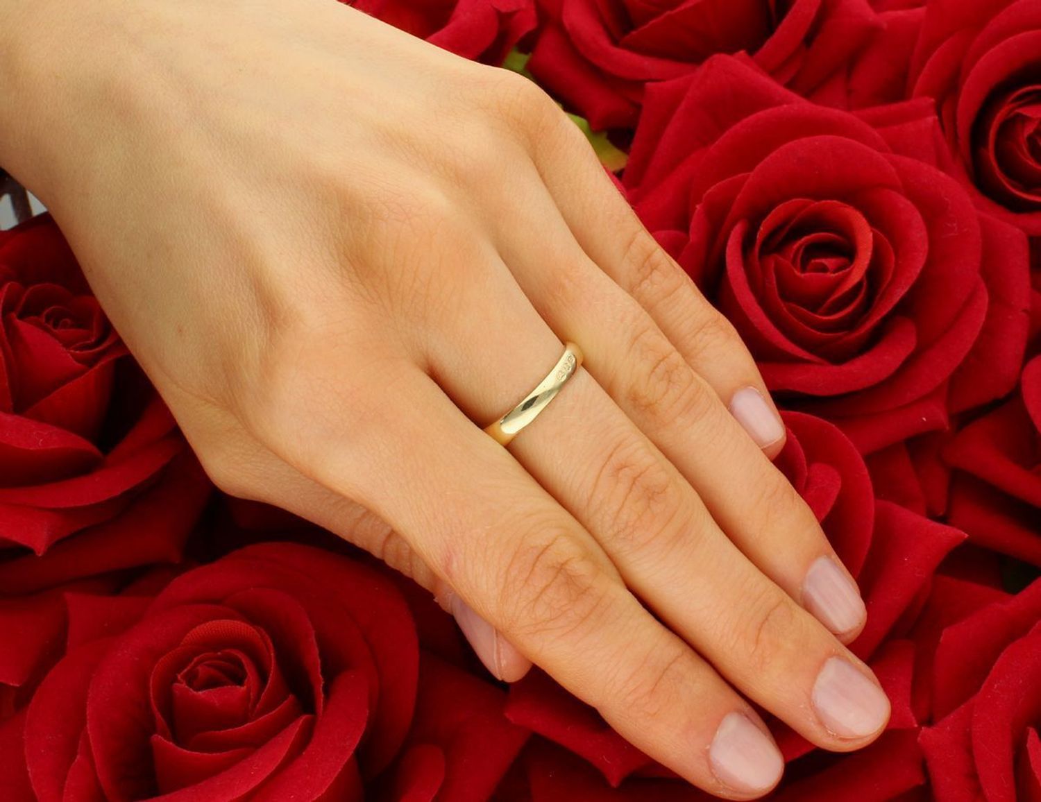 Złoty pierścionek ozdobiony białą cyrkonią próba 585, DIA-PRS-7947-585. Efektowny złoty pierścionek z białą cyrkonią to elegancki i nowoczesny wybór, który z pewnością przyciągnie uwagę. 1.jpg