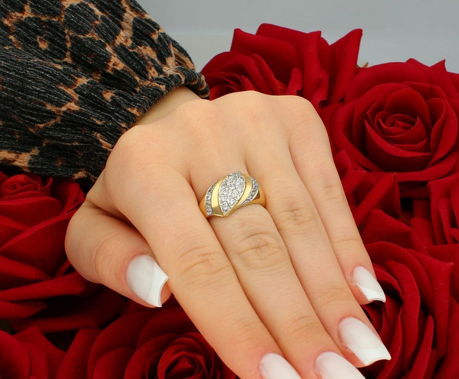 Złoty pierścionek ozdobiony błyszczącymi cyrkoniami próba 585 rozmiar 15, DIA-PRS-7948-585. Złoty pierścionek szeroki z błyszczącą 1.jpg