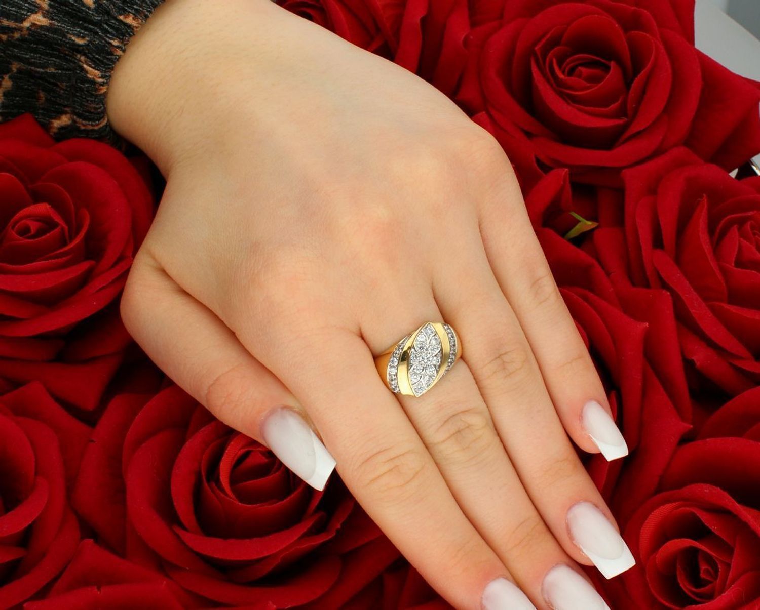 Złoty pierścionek ozdobiony błyszczącymi cyrkoniami próba 585 rozmiar 15, DIA-PRS-7948-585. Złoty pierścionek szeroki z błyszczącą 1.jpg