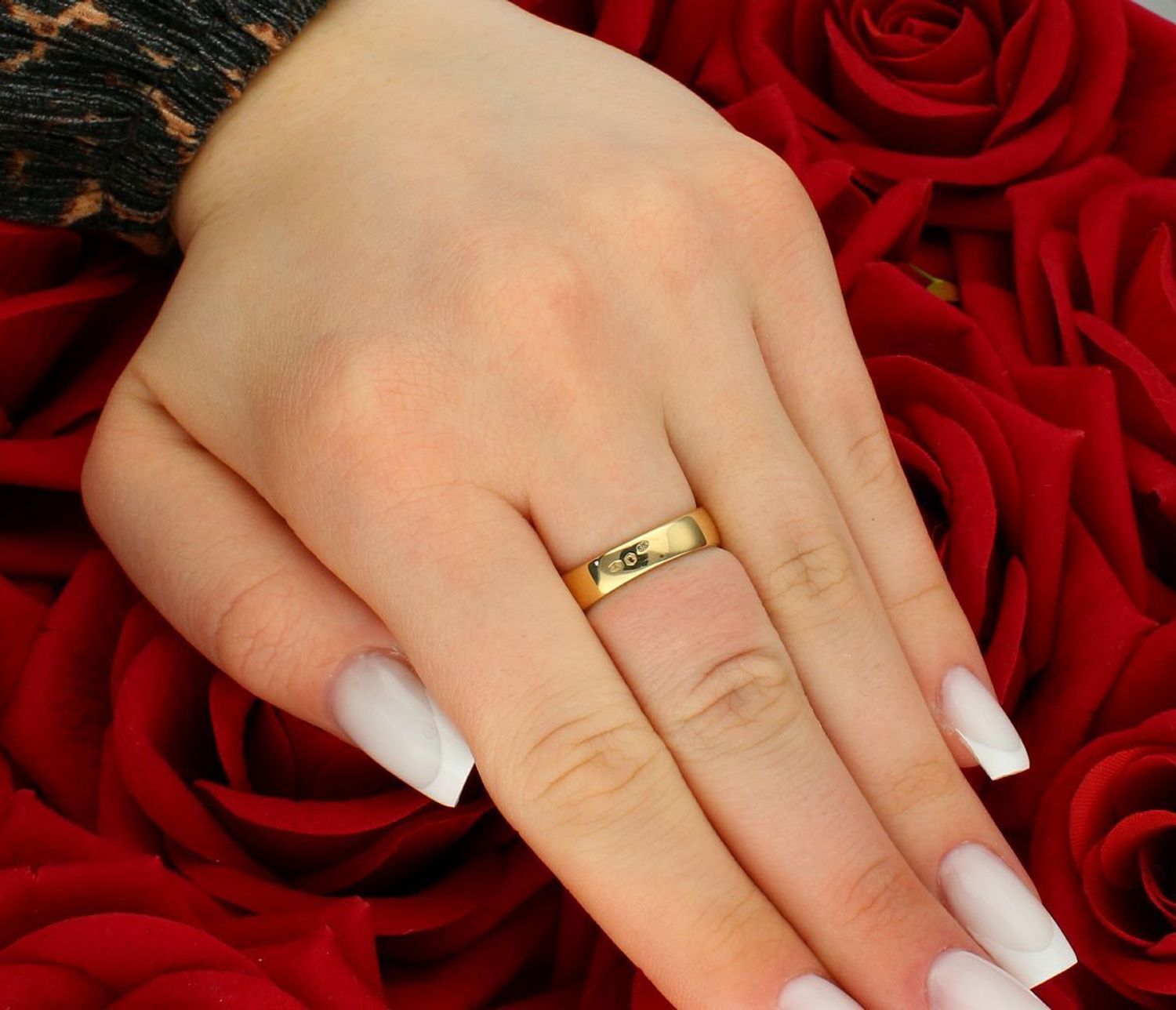 Złoty pierścionek ozdobiony błyszczącymi cyrkoniami próba 585 rozmiar 15, DIA-PRS-7948-585. Złoty pierścionek szeroki z błyszczącą 1.jpg