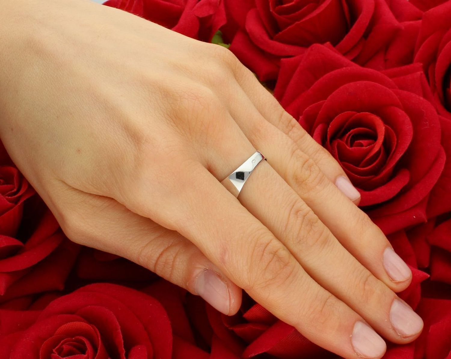 Złoty pierścionek białe złoto rząd cyrkonii próba 585, DIA-PRS-7949-585. Złota oprawa z błyszczącymi cyrkoniami podkreśla luksusowy charakter pierścionka. Efektowny pierścionek, który idealnie 1.jpg