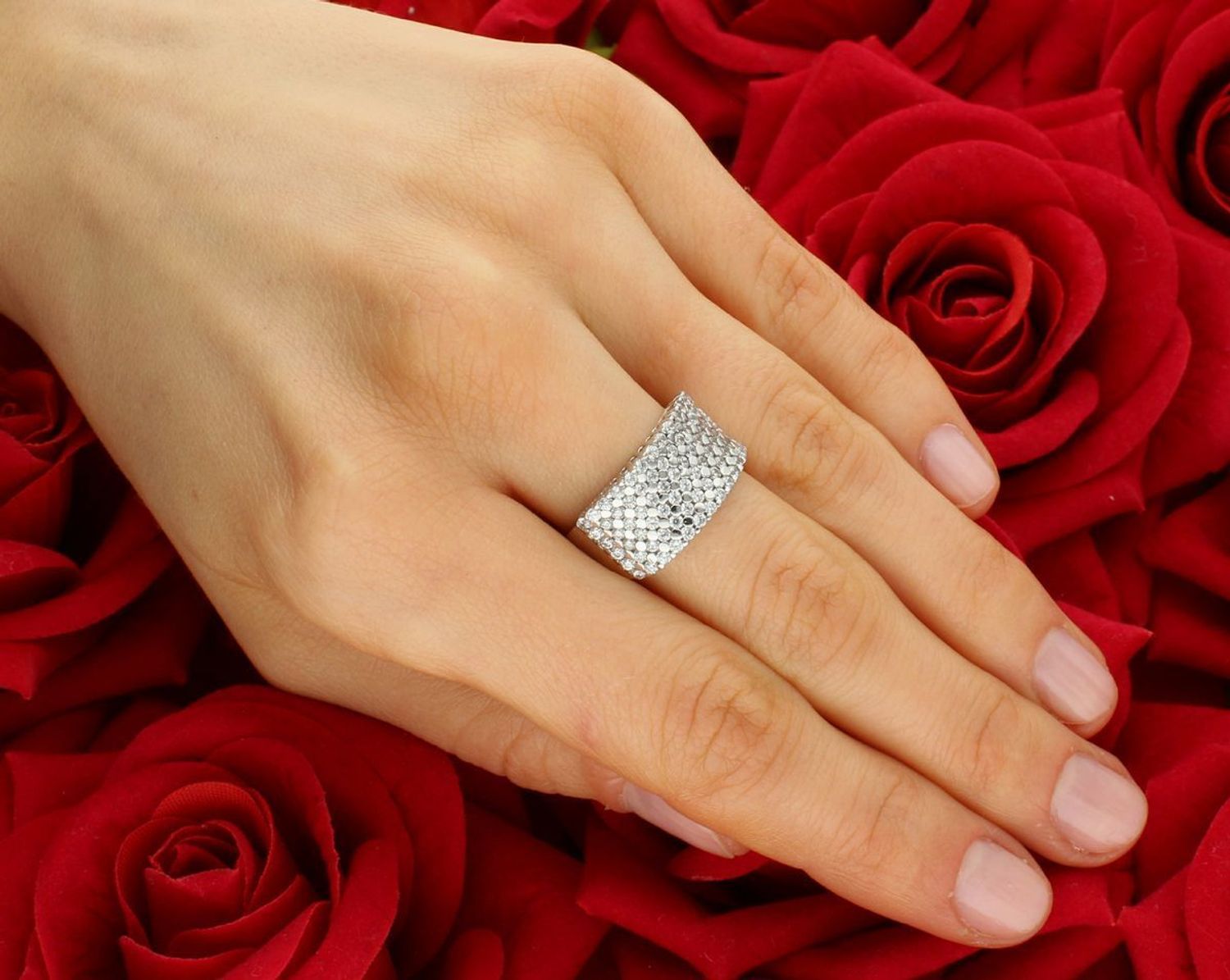 Złoty pierścionek białe złoto rząd cyrkonii próba 585, DIA-PRS-7949-585. Złota oprawa z błyszczącymi cyrkoniami podkreśla luksusowy charakter pierścionka. Efektowny pierścionek, który idealnie 1.jpg