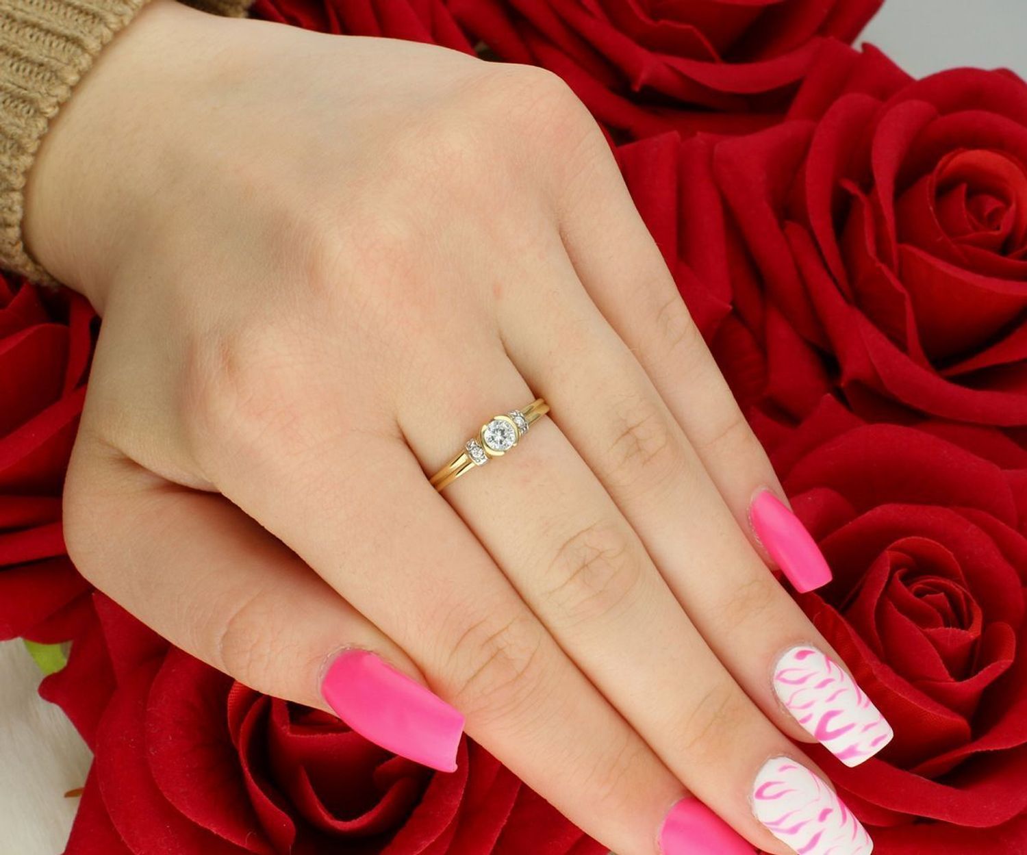 Złoty pierścionek damski DIA-PRS-7950-585 z trzema cyrkoniami. Próba 585, waga 1,95 g, rozmiar 16, ozdobny element 5x4 mm, szyna 1 mm. Subtelna i elegancka biżuteria.1.jpg