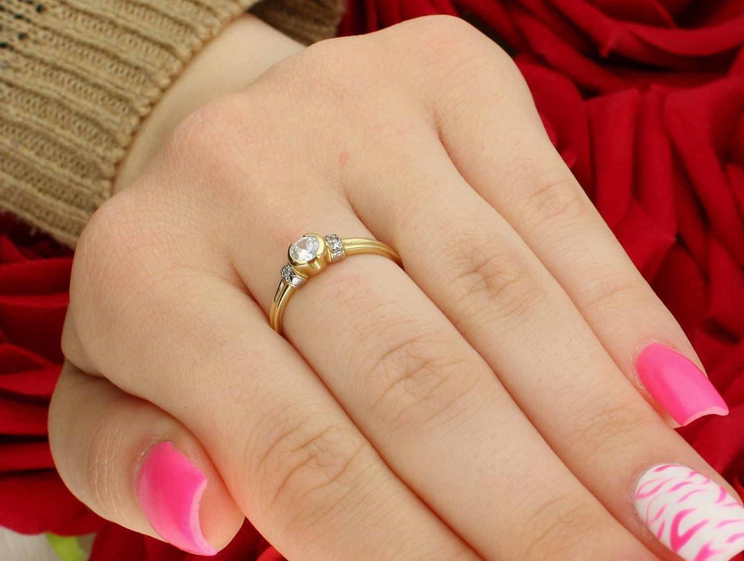 Złoty pierścionek damski DIA-PRS-7950-585 z trzema cyrkoniami. Próba 585, waga 1,95 g, rozmiar 16, ozdobny element 5x4 mm, szyna 1 mm. Subtelna i elegancka biżuteria.1.jpg